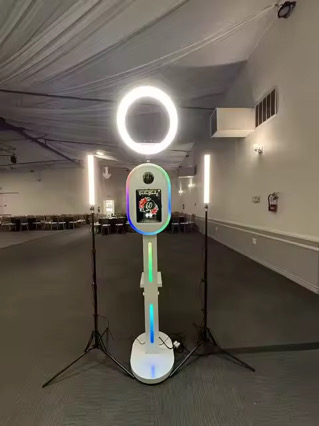 Standalone mirror photobooth with ring light